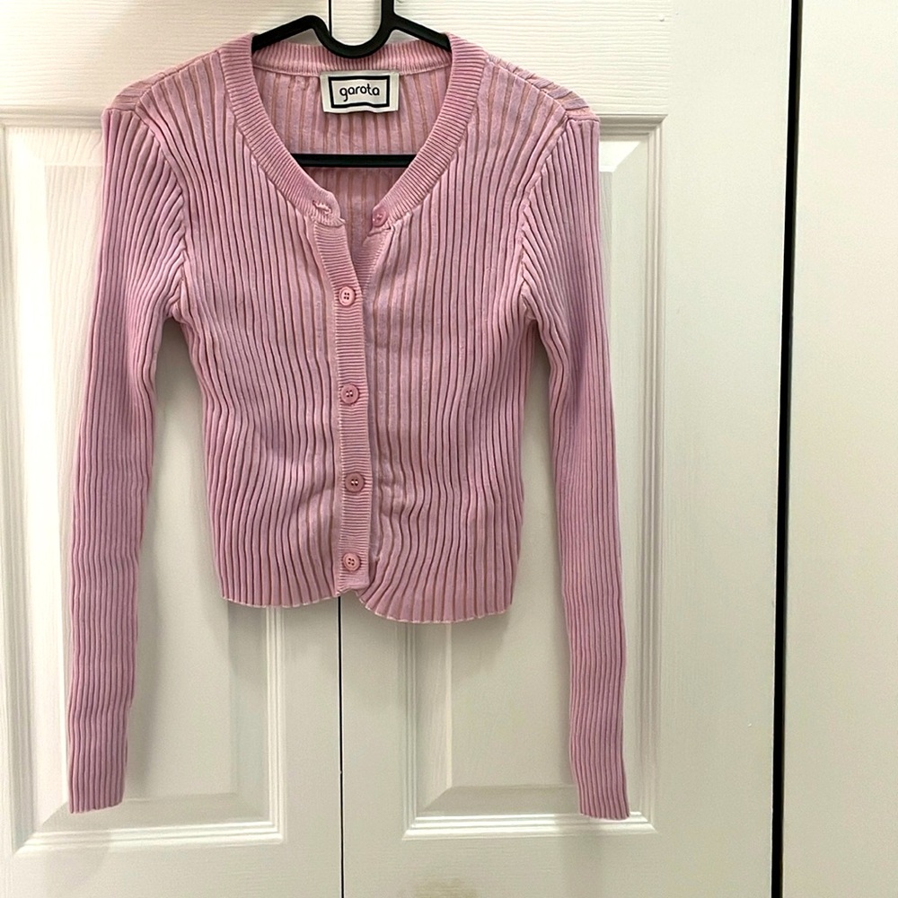 This is a pink cardigan from the brand Garota, in size M, pink color.